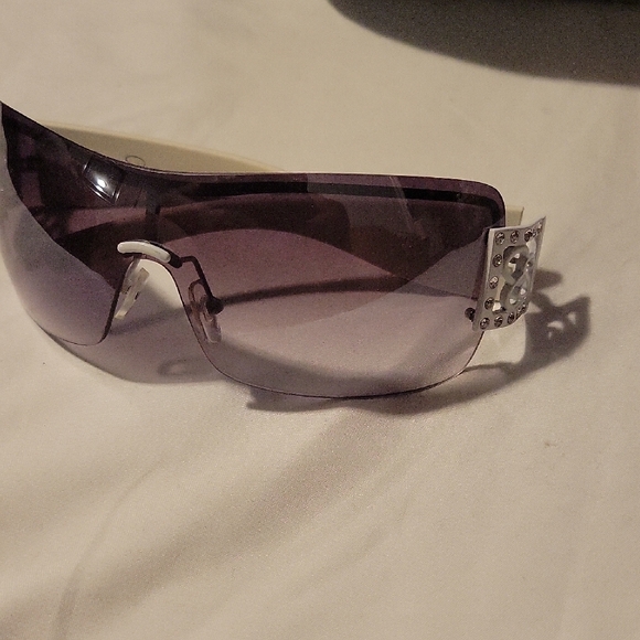 Jessica Simpson Stylish White and Black Sunglasses with Case - Picture 5 of 11